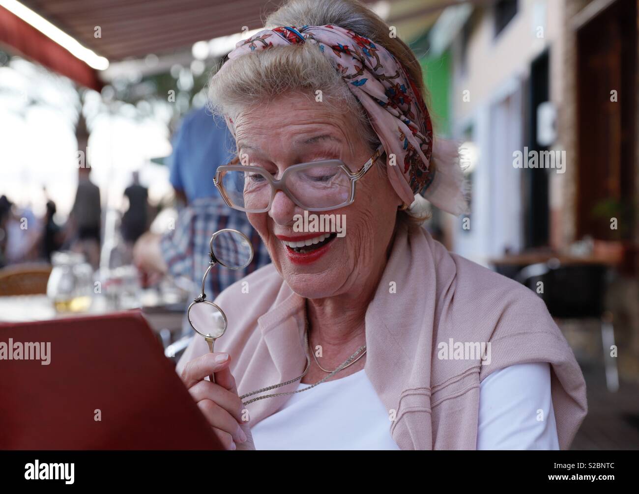 Attraktive deutsche Großmutter im Restaurant Stockfoto