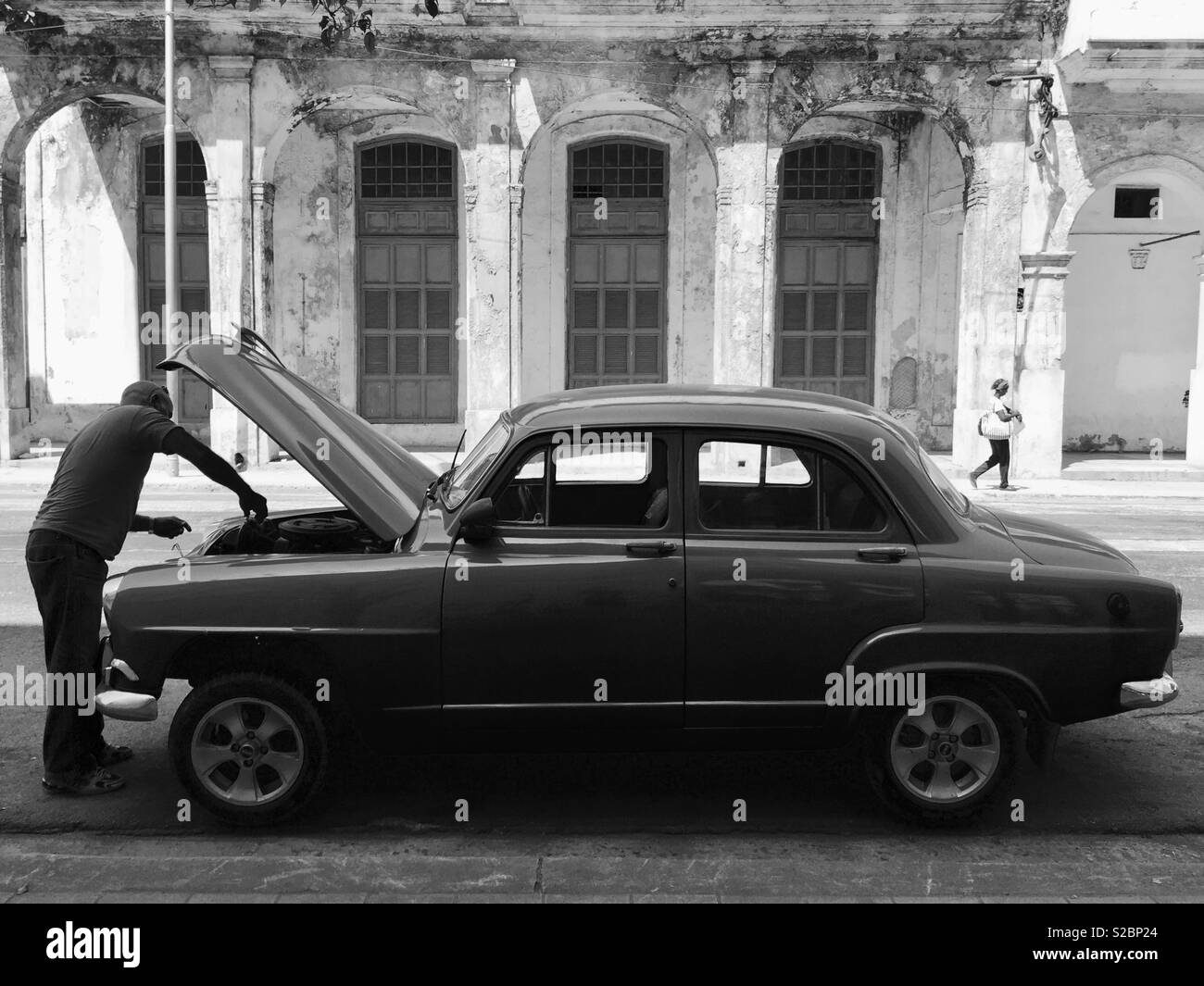 Unten gebrochen Auto in Havanna Stockfoto