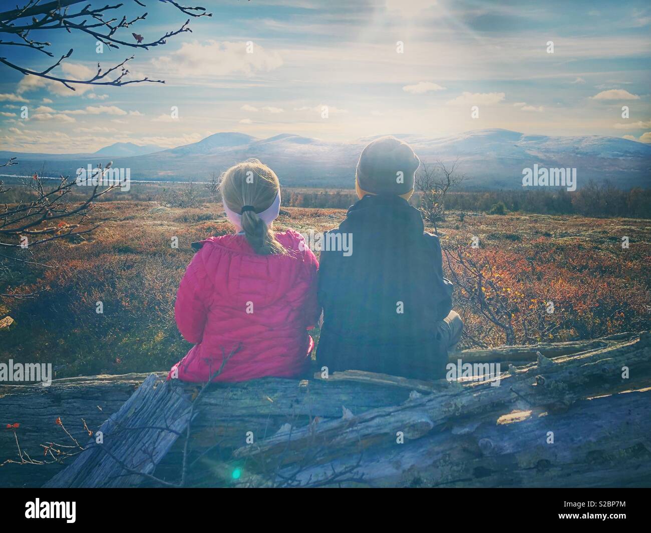 Bruder und Schwester mit Blick auf die Berge Stockfoto