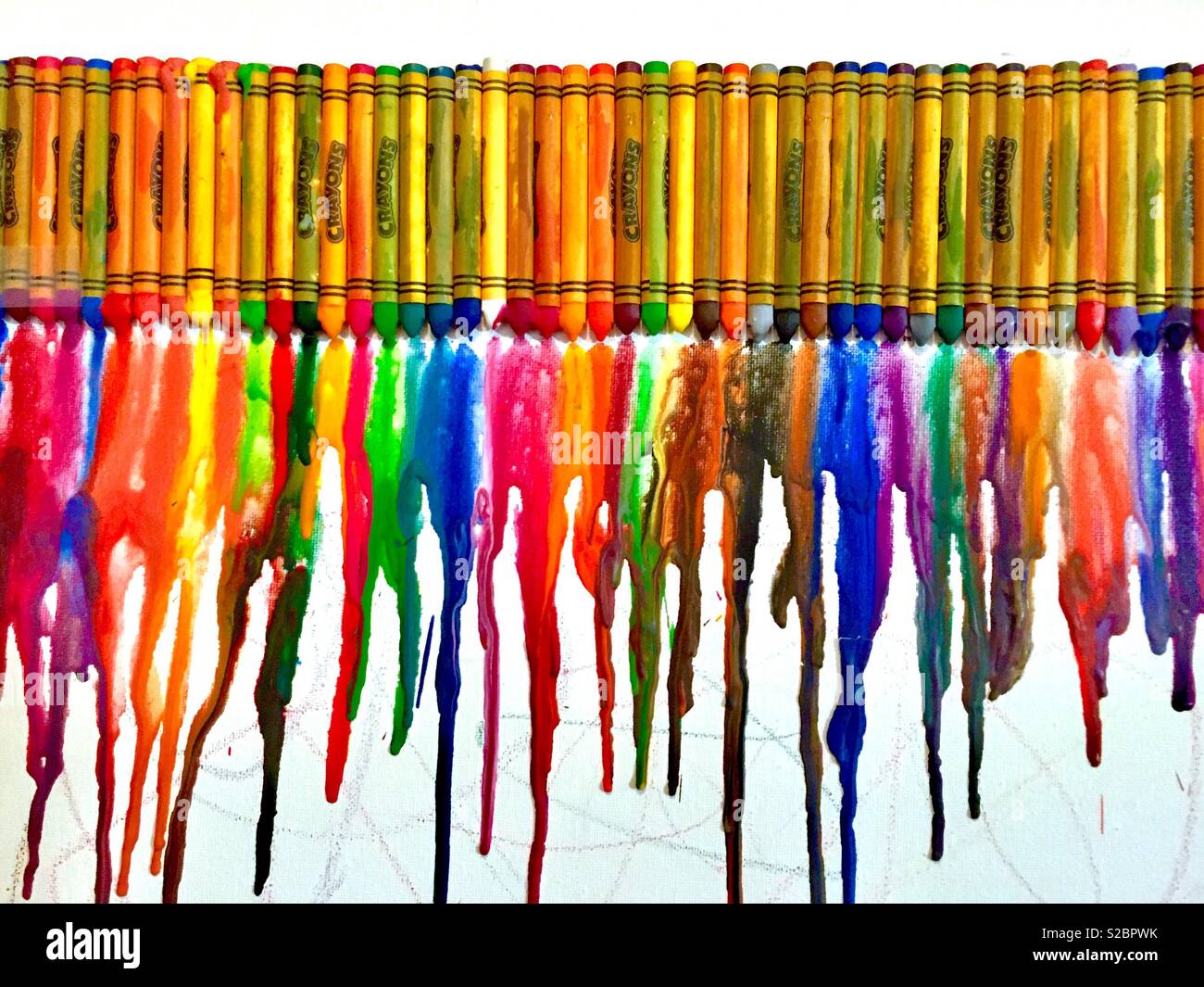 Geschmolzenes Buntstift-Kunstwerk, Regenbogenfarben Tropfen aus Reihe von Buntstiften. Stockfoto