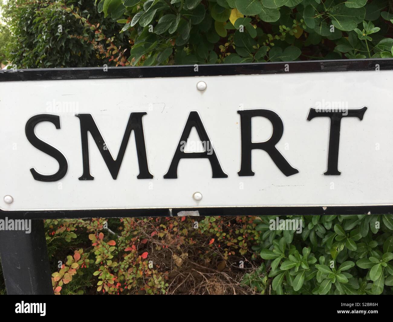 Der erste Teil ein Straßenschild in Swindon, Wiltshire, UK: SMART. Stockfoto