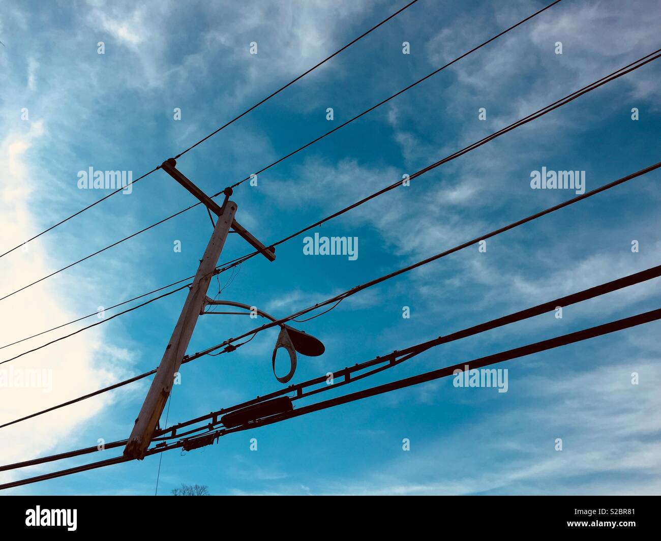 Durchtrennt Strommast und streetlight hängt von Power Kabel nach einem bösen Sturm ausgesetzt Stockfoto
