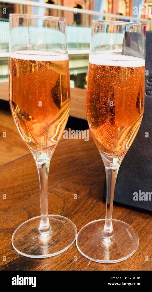 Cheers mit rosa Champagner Stockfoto