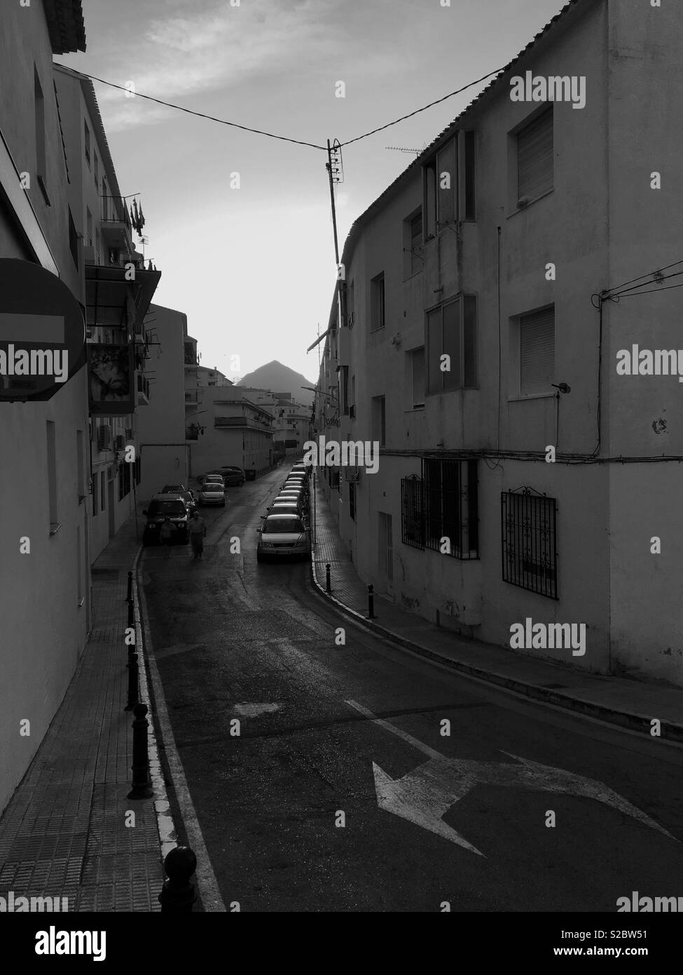 Straße mit parkenden Autos in der Stadt von Altea, Costa Blanca, Spanien. Schwarz und Weiß. Stockfoto