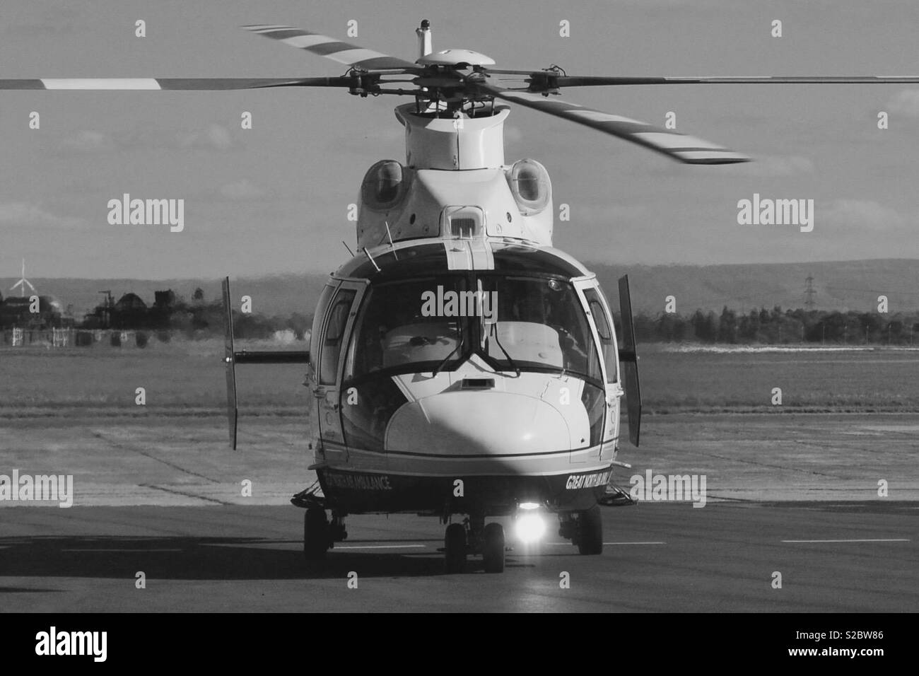 Der Great North Air Ambulance zurück Ankunft am Flughafen Durham Tees Valley nach einem Gespräch heraus. Stockfoto