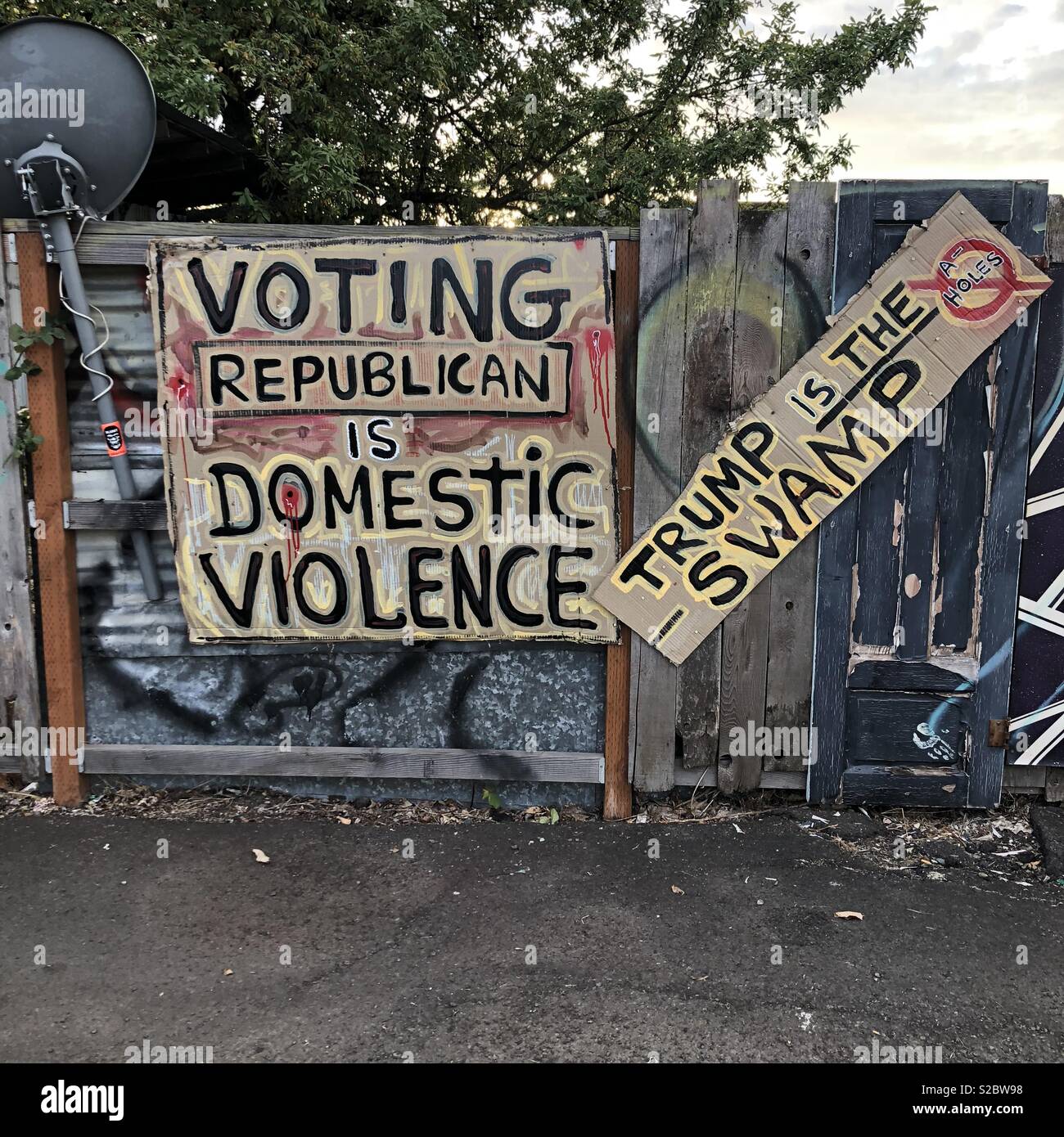 Eugene, Oregon Parkplatz Zaun zur politischen Meinungsäußerung verwendet Stockfoto