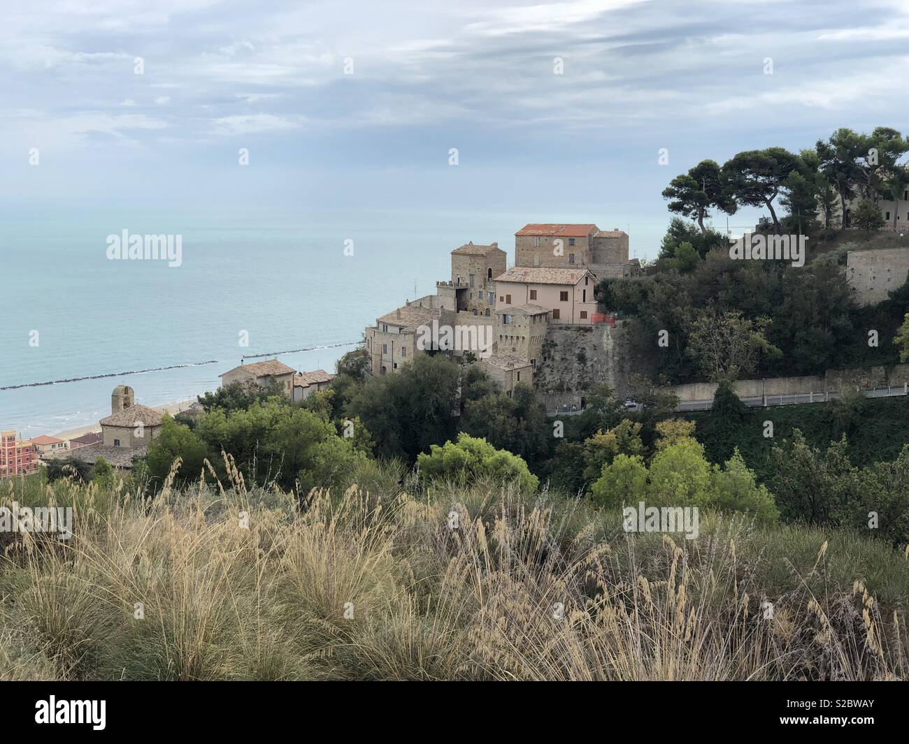 Altes Dorf von Grottammare vor der Adria - Smartphone-aufgenommenes Stockfoto