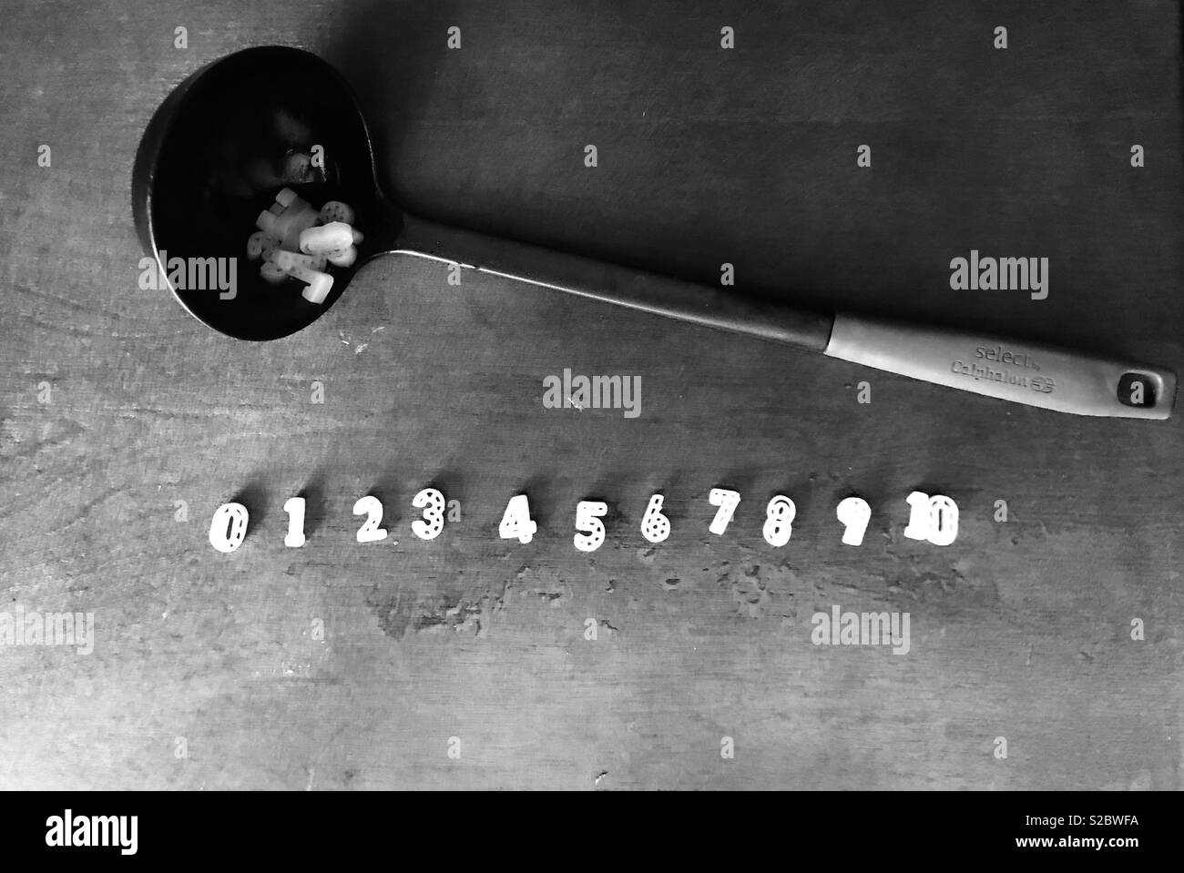 Schwarzweiß-Foto von Lernen Zahlen mit Essen - makkaroni Zahlen - Zählen von eins bis zehn - es gibt immer eine Gelegenheit zu erlernen Stockfoto