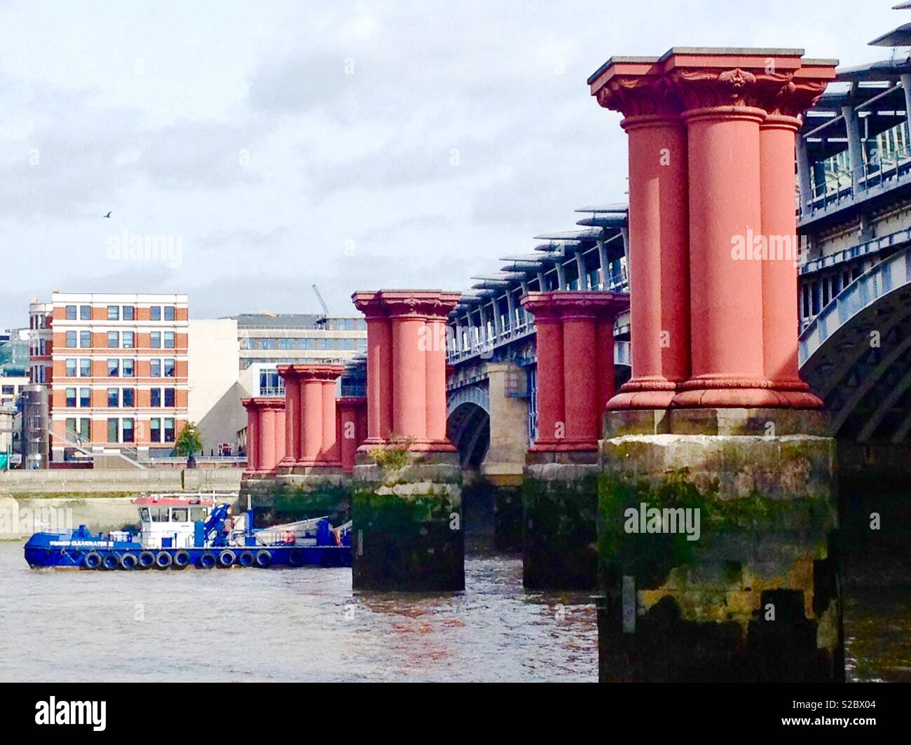 Überlebende Unterstützung Spalten für die Viktorianische Eisenbahnbrücke vor dem modernen Bahnhof Brücke Stockfoto