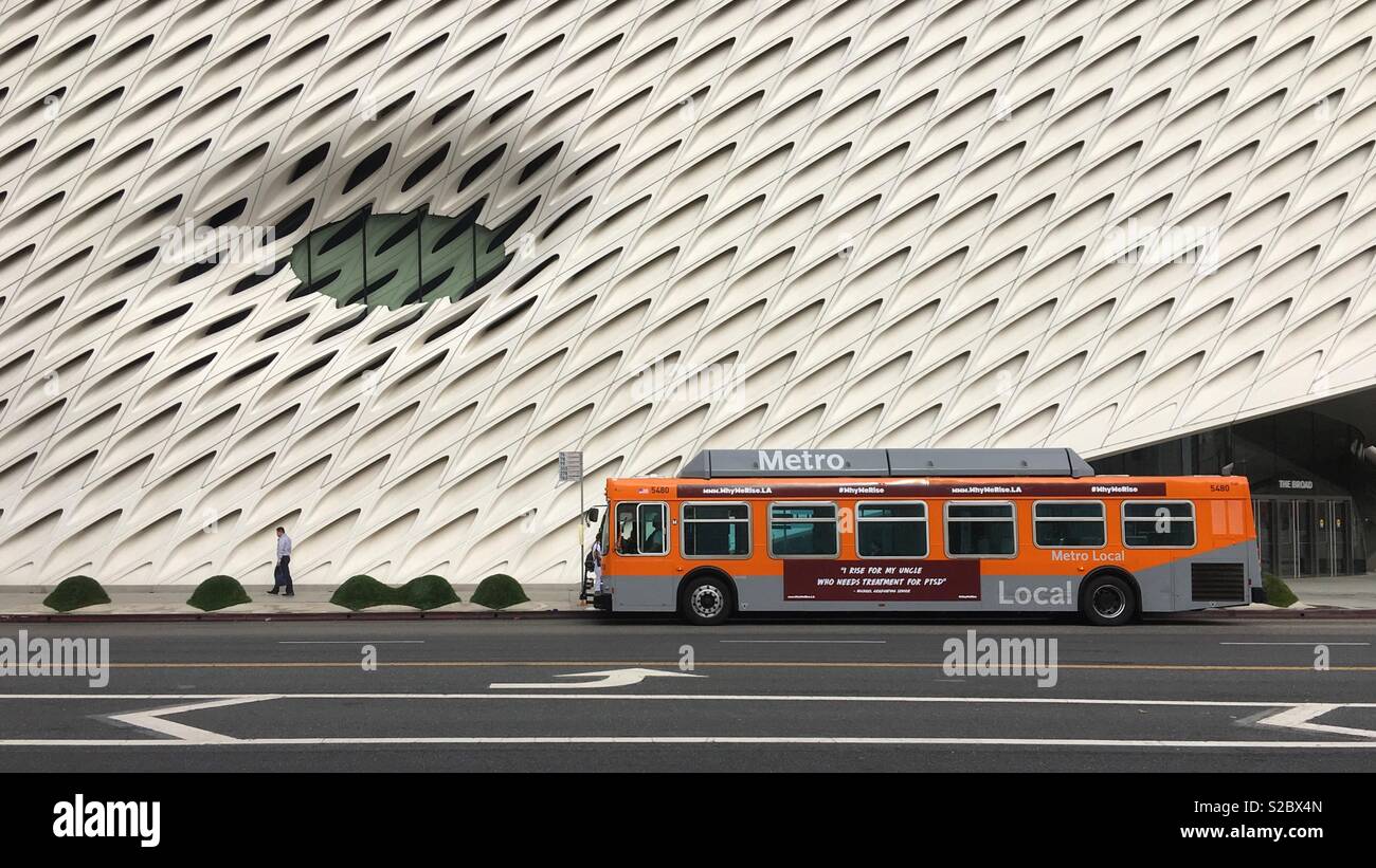 Metro Bus gestoppt außerhalb des breiten Museum in der Innenstadt von Los Angeles, Kalifornien Stockfoto
