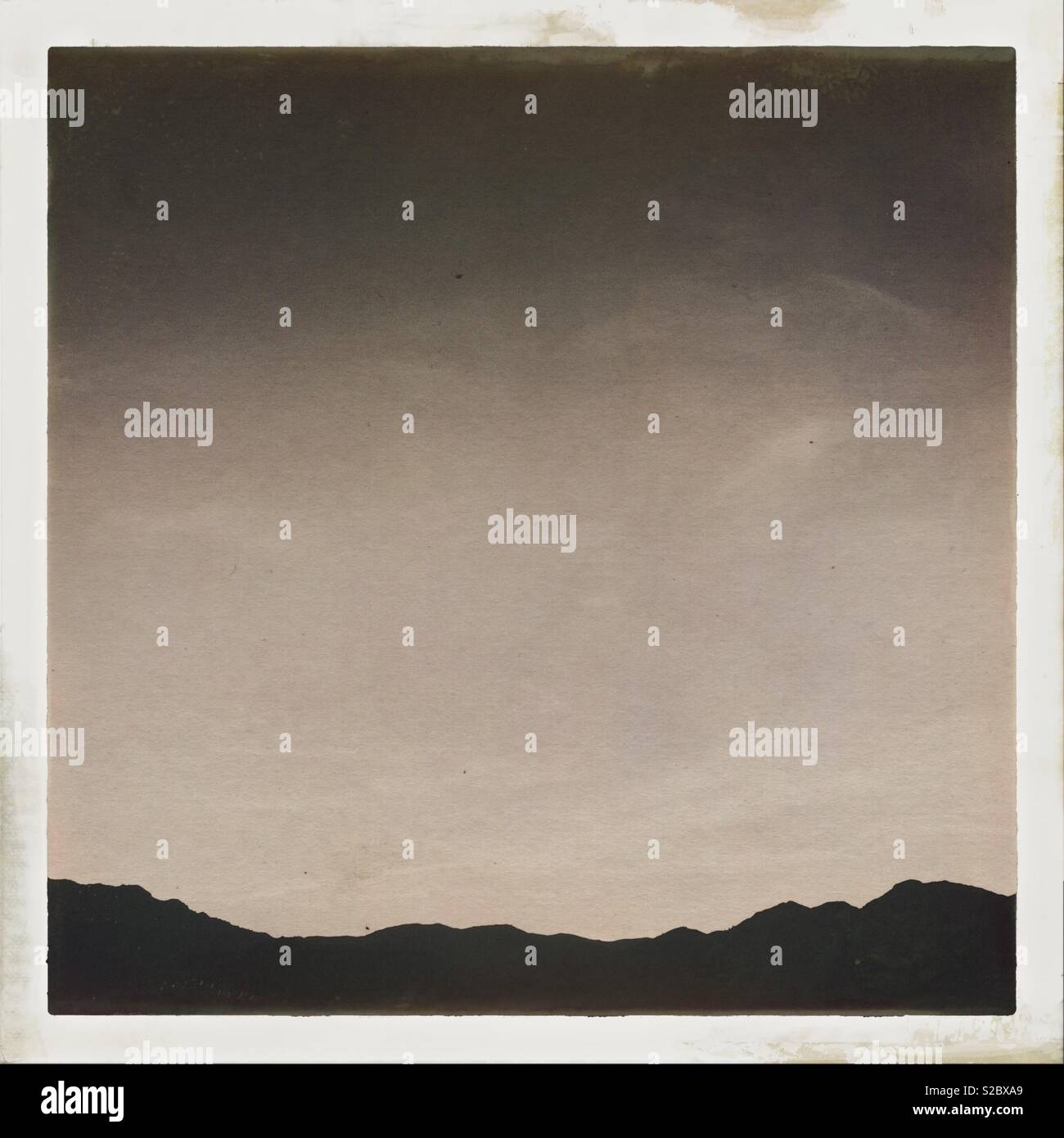 Monochromes Bild eines generischen Berglandschaft - Smartphone-aufgenommenes Stockfoto