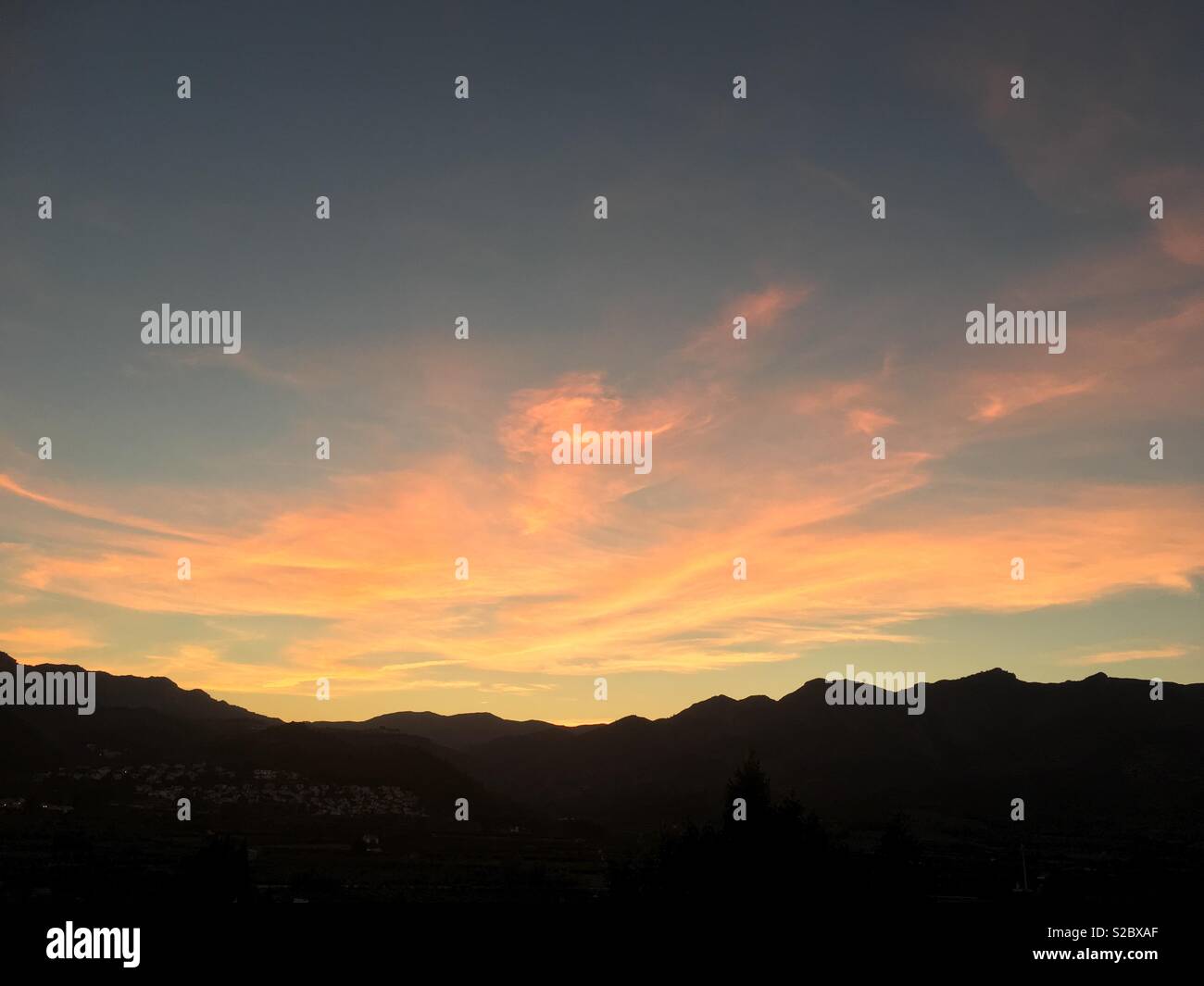 Ländliche spanische Landschaft mit Bergen in der Dämmerung - Smartphone-aufgenommenes Stockfoto