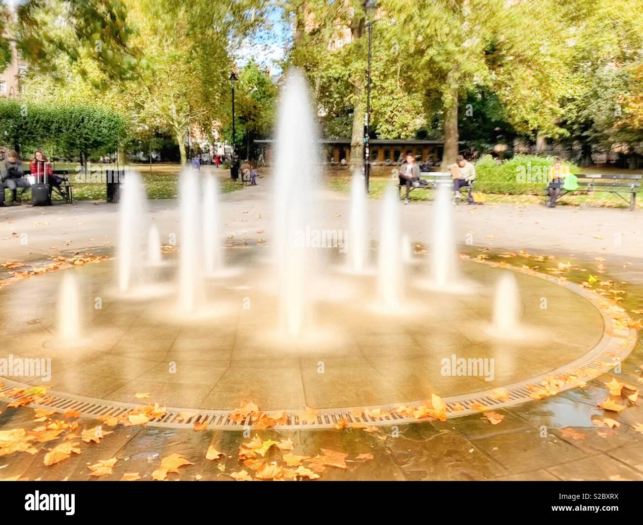 Wasserbrunnen in Russell Square London, Herbst 2018 - Smartphone-aufgenommenes Stockfoto