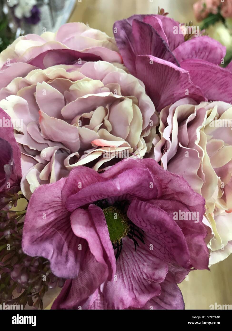 Tief lila und rosa Pfingstrose künstliche Blumen Stockfoto