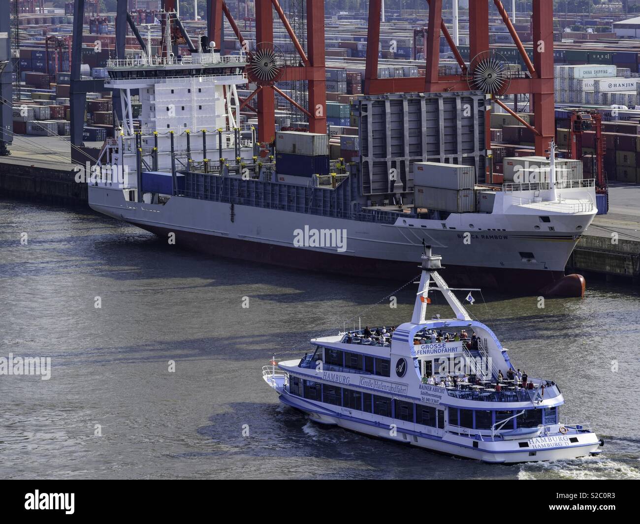 Bianca Rambow Containerschiff & Hamburg Fähre am EUROGATE Container Terminal Stockfoto