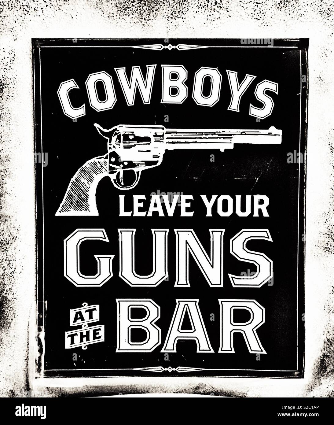 Wild West Cowboys lesen Anmelden lassen sie ihre Waffen an der Bar - Smartphone-aufgenommenes Stockfoto