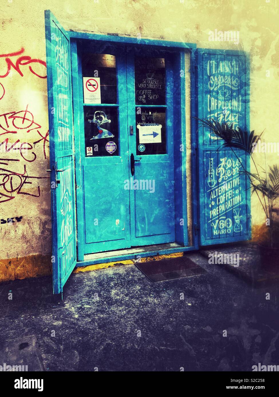 Eingang zu den blauen Vogel Café und Coffee Shop in das jüdische Viertel von Budapest, Ungarn. - Smartphone-aufgenommenes Stockfoto