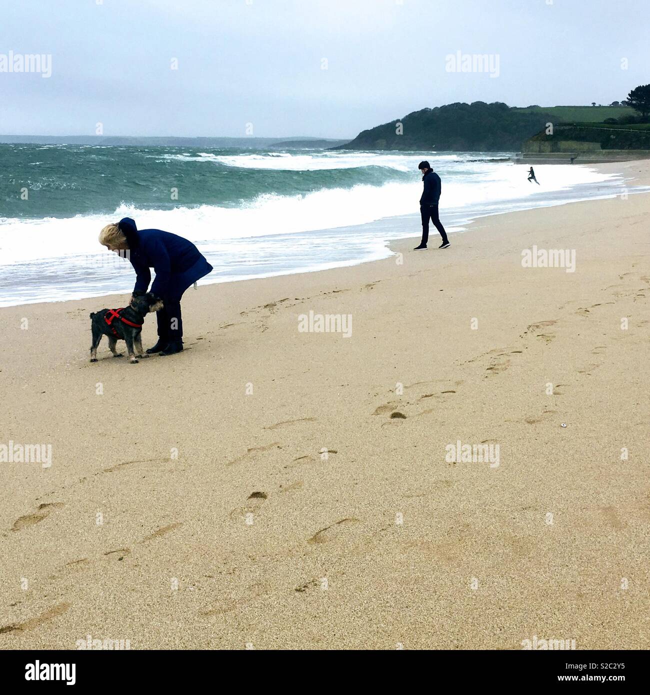 Ein stürmischer Tag auf Gyllyngvase Beach in Falmouth, Cornwall. Stockfoto