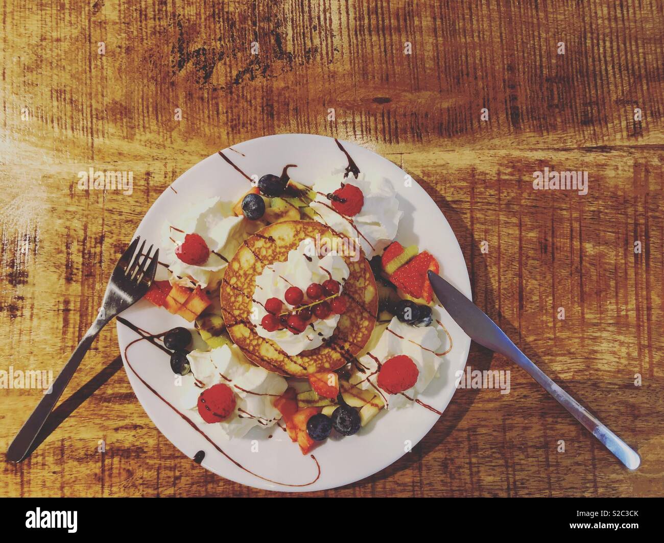 Frühstück: amerikanische Pfannkuchen mit Obst - Smartphone-aufgenommenes Stockfoto