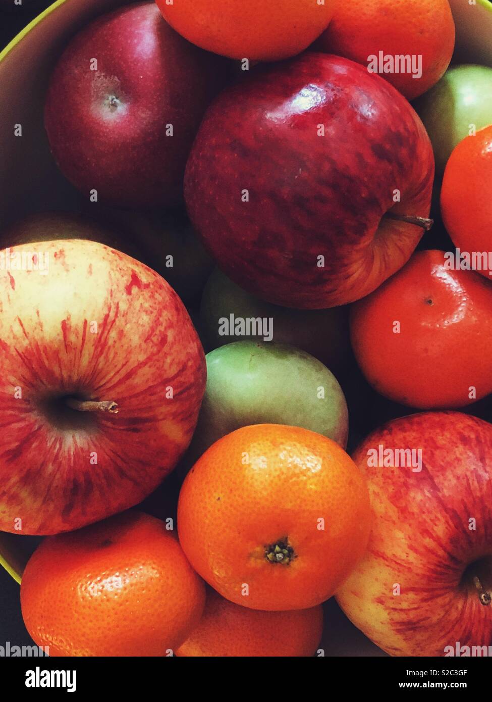 Nahaufnahme von Clementinen und Äpfel in einer Obstschale Stockfoto