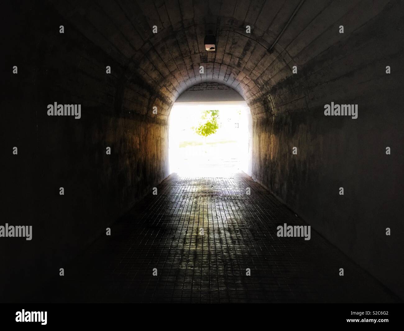 Licht am Ende des Tunnels - Smartphone-aufgenommenes Stockfoto
