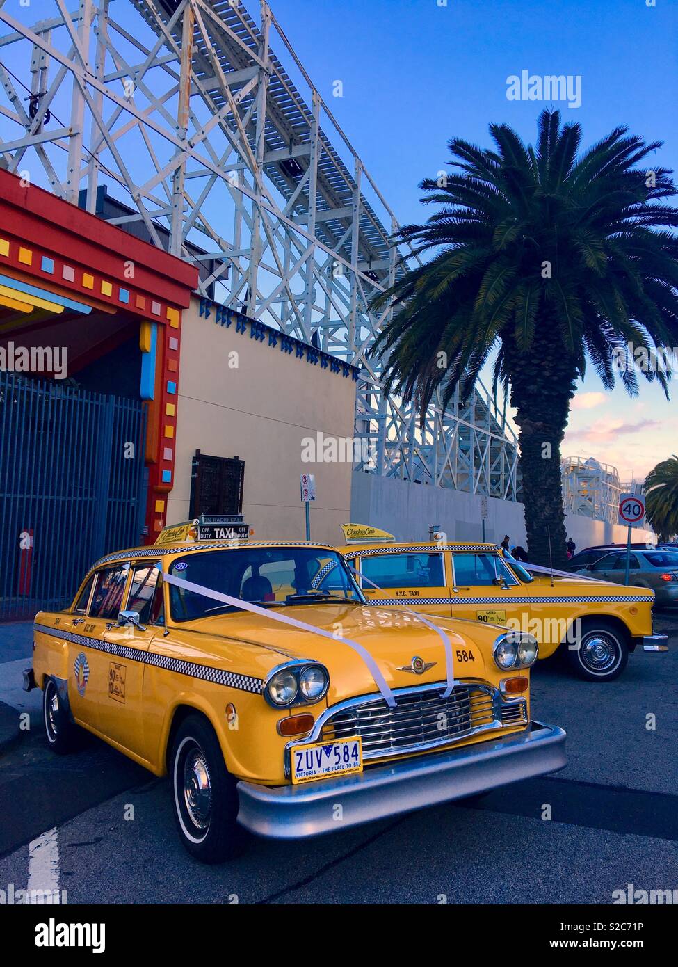 Alte amerikanische Checker gelbe Taxis für Hochzeiten im Luna Park St. Kilda in Melbourne, Australien - Smartphone-aufgenommenes Stockfoto