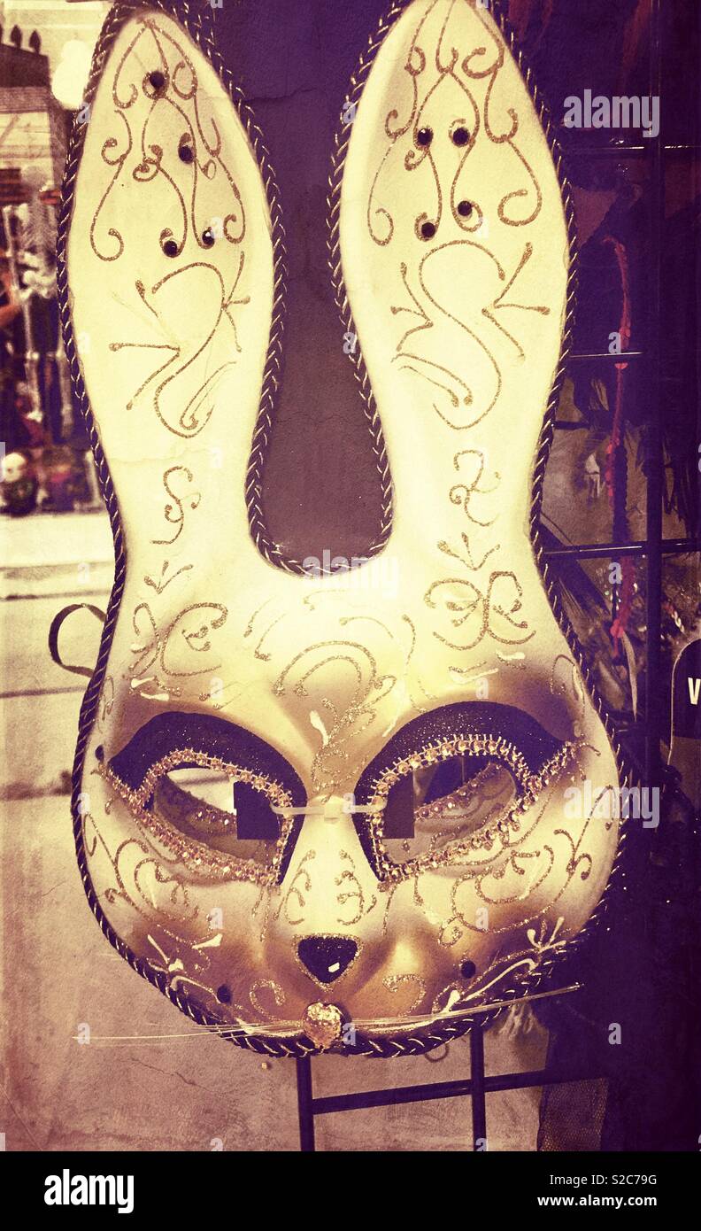 Wunderschönen, goldenen Halloween Hasen Maske für den Verkauf auf dem Halloween kostüm Store in Amerika, USA Stockfoto