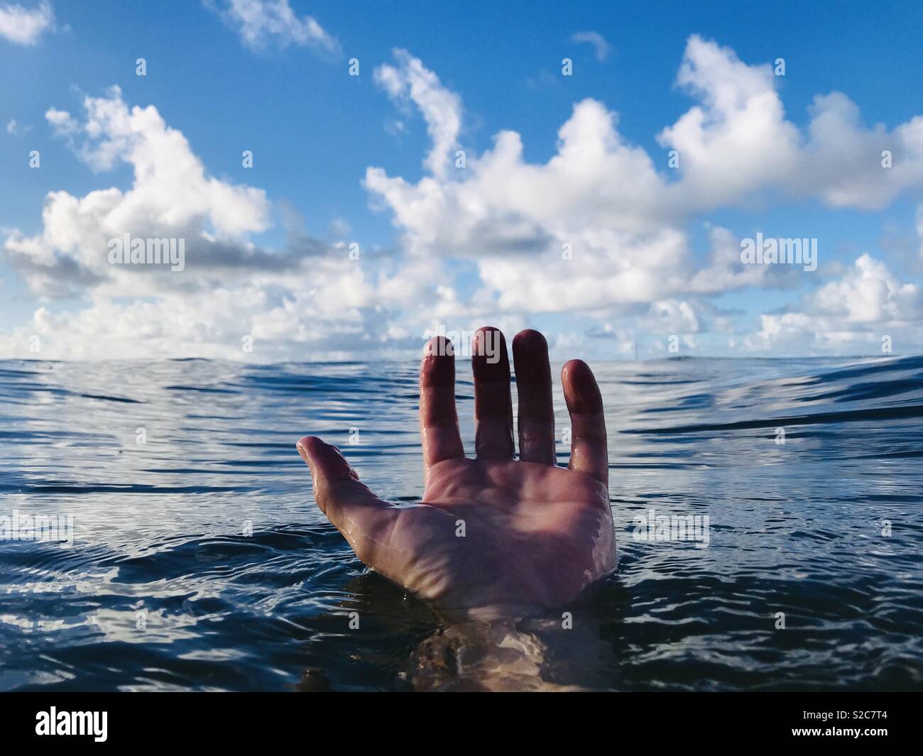 Eine Hand schwebend im Wasser. Hanalei Bay, Kauai, USA. Stockfoto