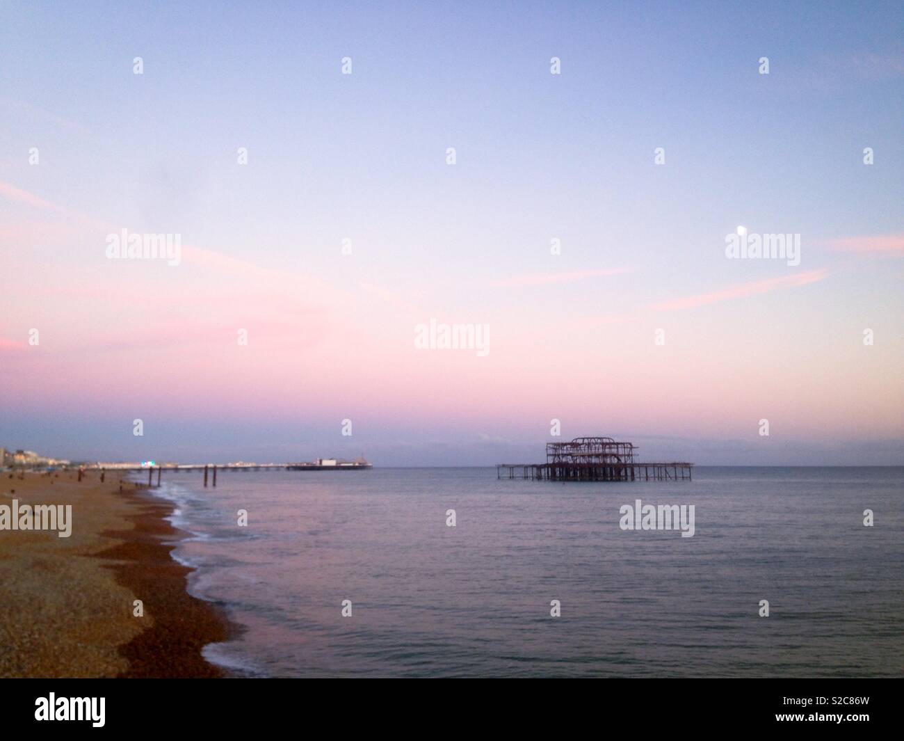 Brighton Piers bei Sonnenuntergang Stockfoto