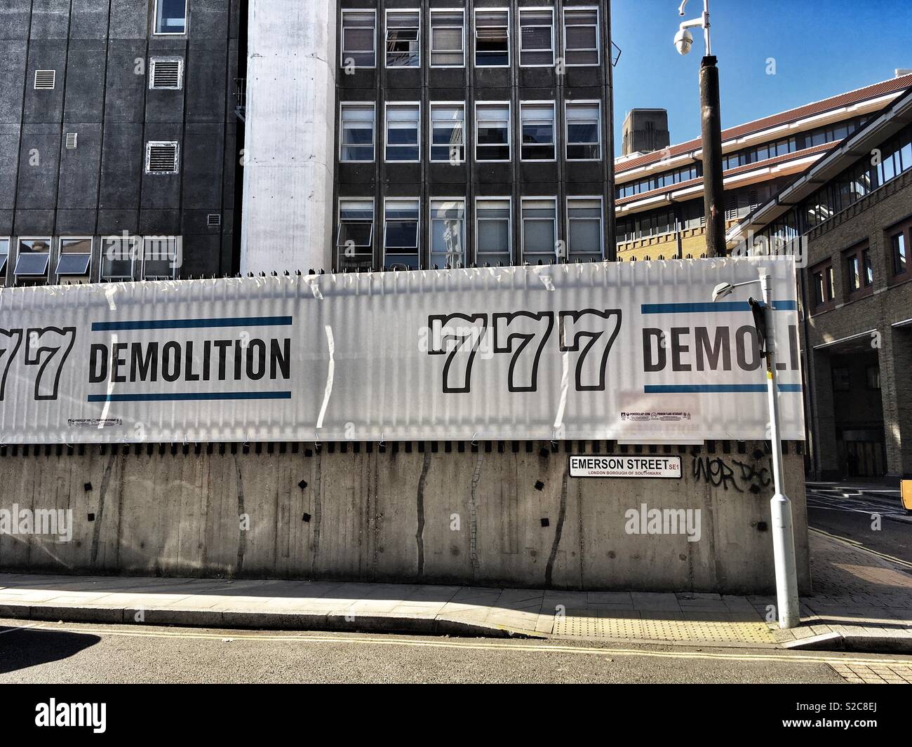 777 Abbrucharbeiten Zeichen auf ein Gebäude auf Emerson Street in Southwark, London Stockfoto