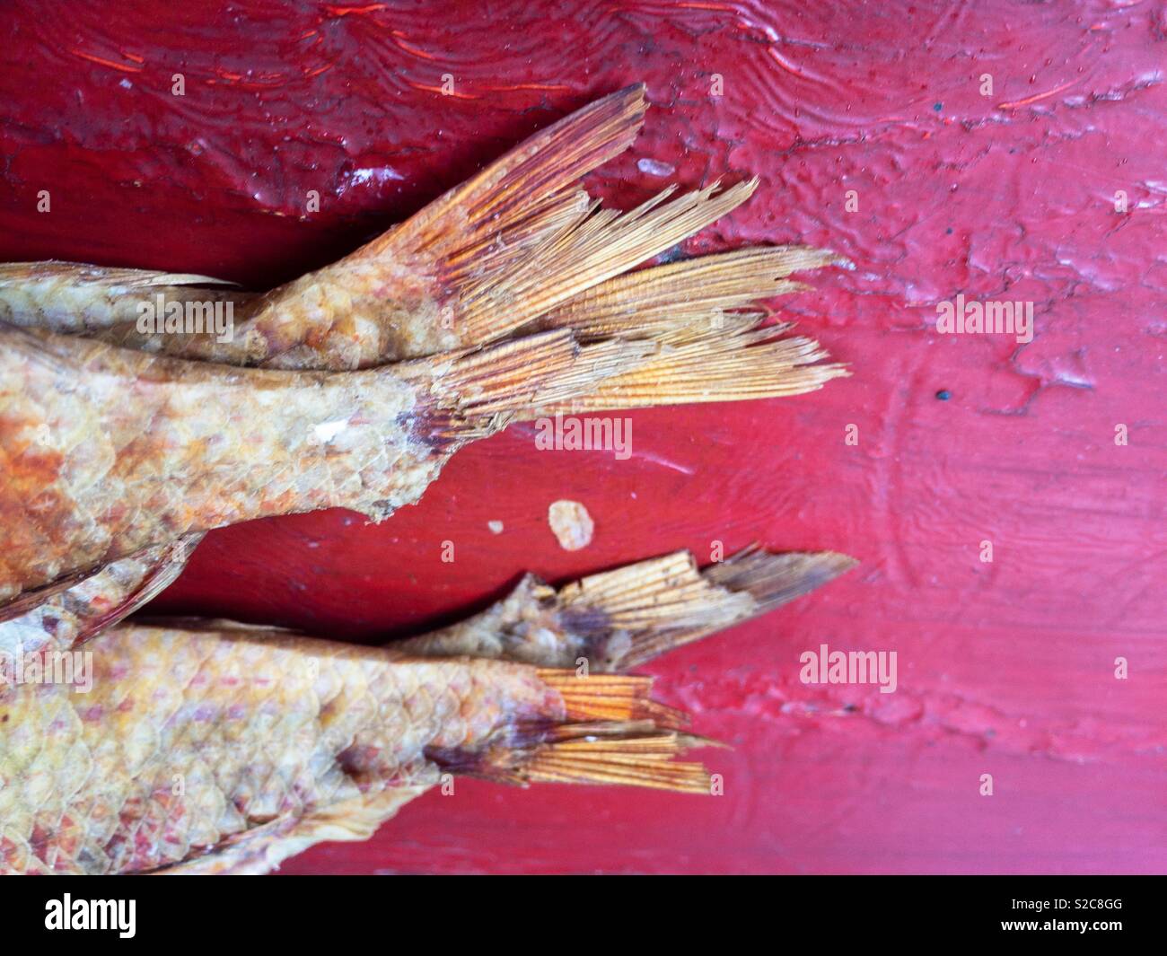 Geschichten von trockenen Fische auf einem roten Tisch, Ukraine Stockfoto