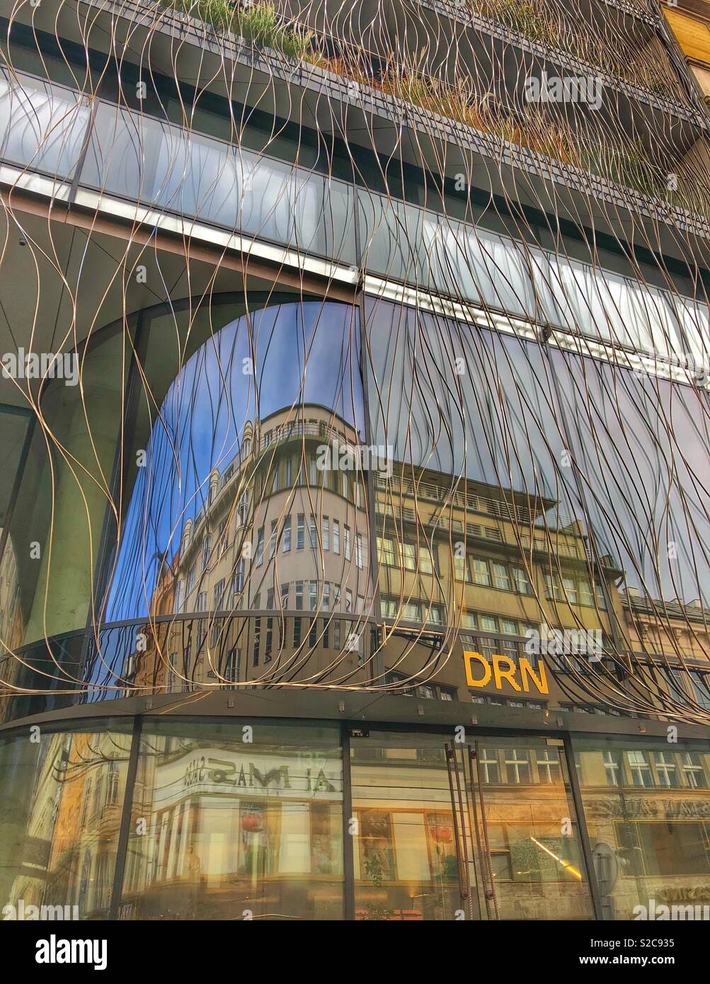 Reflexionen in ein modernes Gebäude aus Glas in Prag. - Smartphone-aufgenommenes Stockfoto