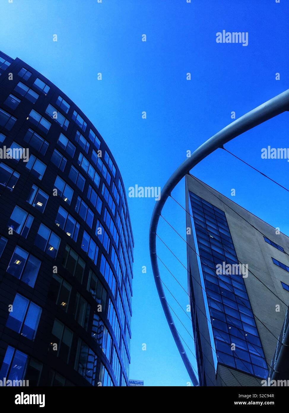 Moderne und zeitgenössische Wolkenkratzer oder hohe Gebäude mit eckigen Linien und weichen Rundungen Stockfoto