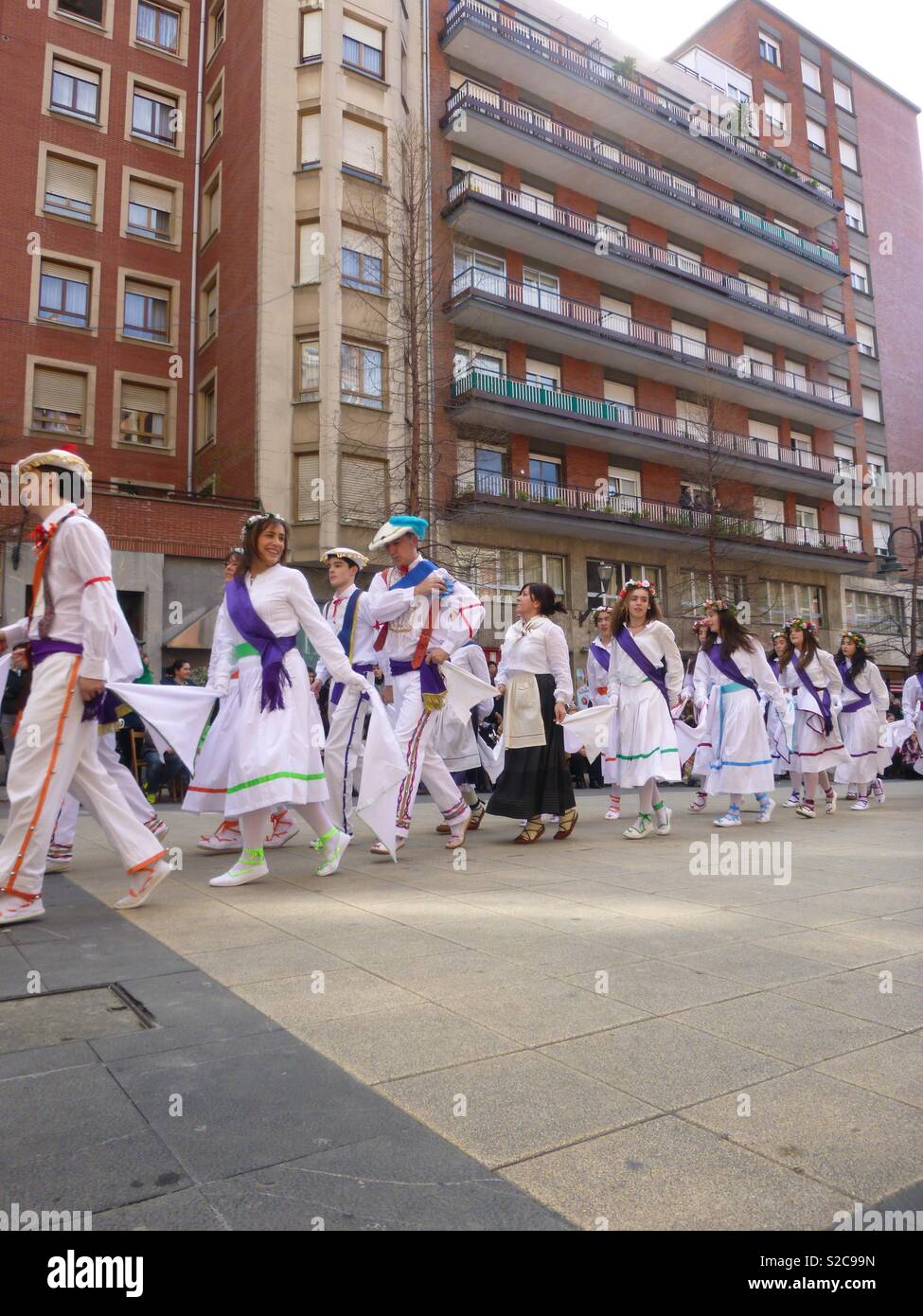 Anwohner Tanz am Festival und Jahreszeiten feiern, traditionelle Tänze - Smartphone-aufgenommenes Stockfoto