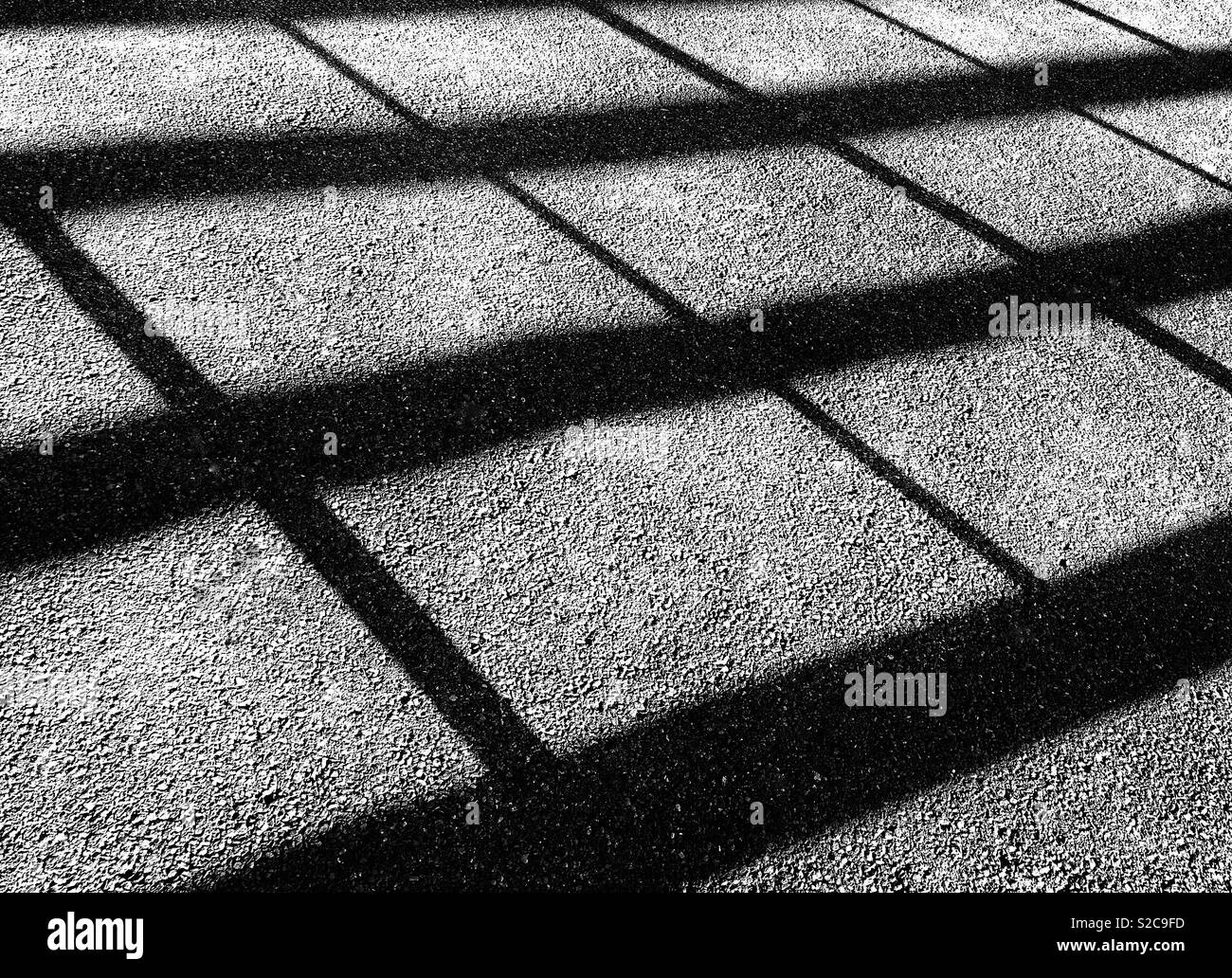 Studie von starken Geländer Schatten auf Asphalt Stockfoto