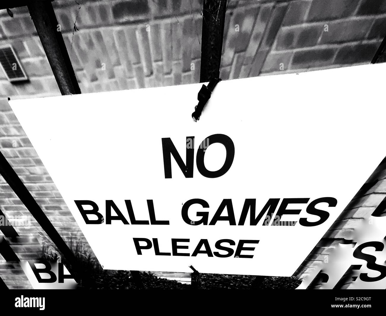 Verzerrte Aufnahme von Zeichen auf Geländern: Kein ball spiele Bitte. Stockfoto