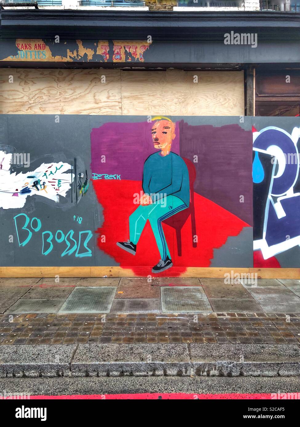 Mann auf Stuhl Street Art, Shoreditch, London Stockfoto