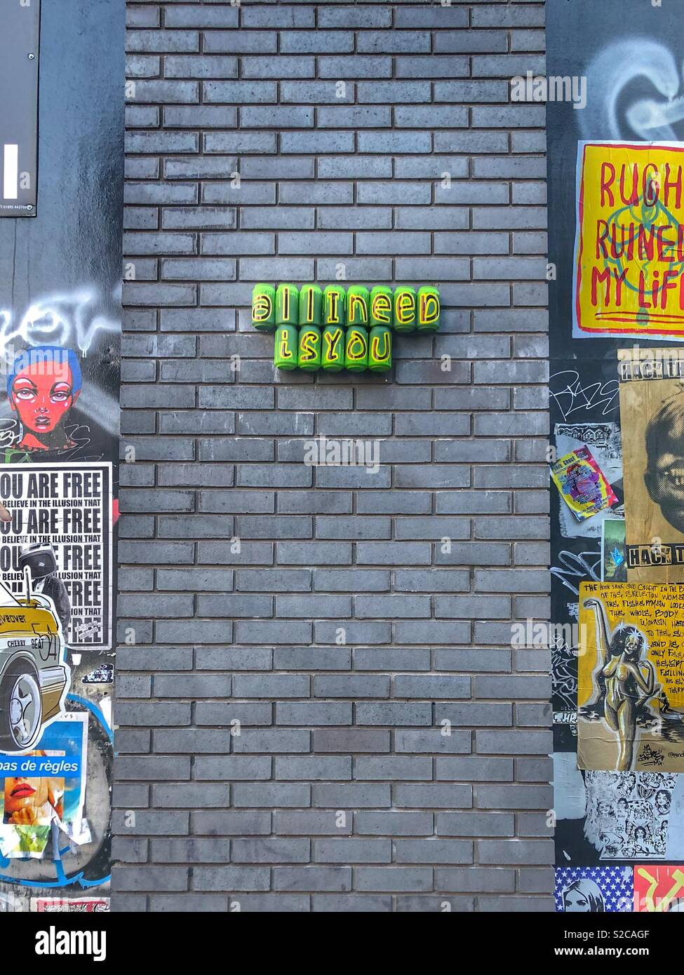 Alles, was ich brauche, ist sie Graffiti Streetart in shoreditch London Stockfoto