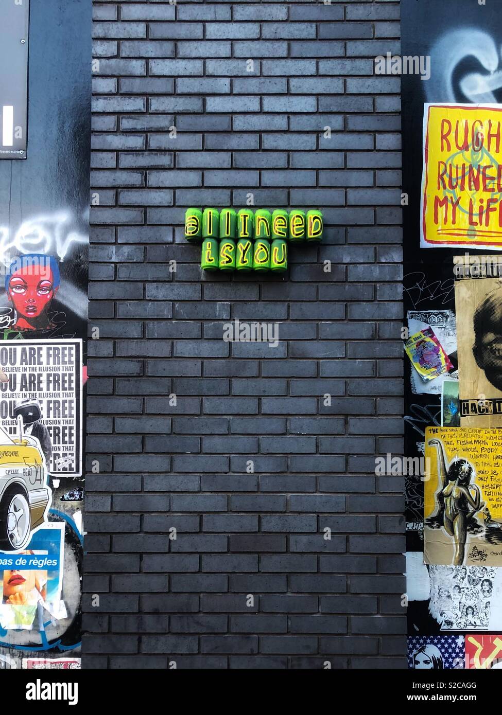 Shoreditch street art: Alles, was ich brauche, ist sie aus der Collage Formation mit benutzten Dosen geschrieben. Stockfoto