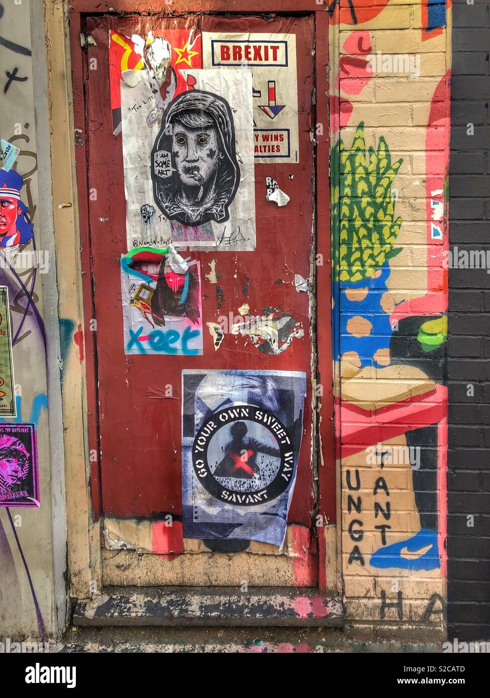 Graffiti, Plakate und Wandbild auf shoreditch Tür, Redchurch Street, Shoreditch Stockfoto