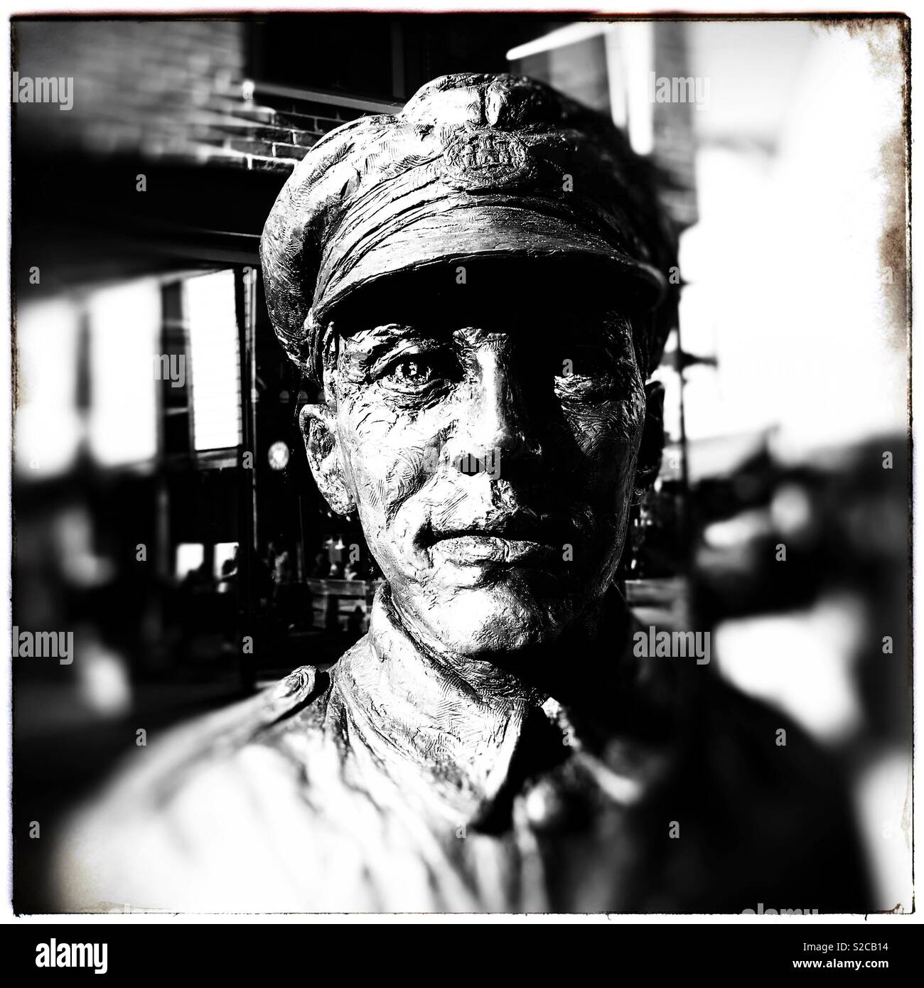 Statue von Allan Leonard Lewis VC in Hereford, Großbritannien. Lewis gewann seine Victoria Cross posthum in Frankreich im Jahr 1918. - Smartphone-aufgenommenes Stockfoto