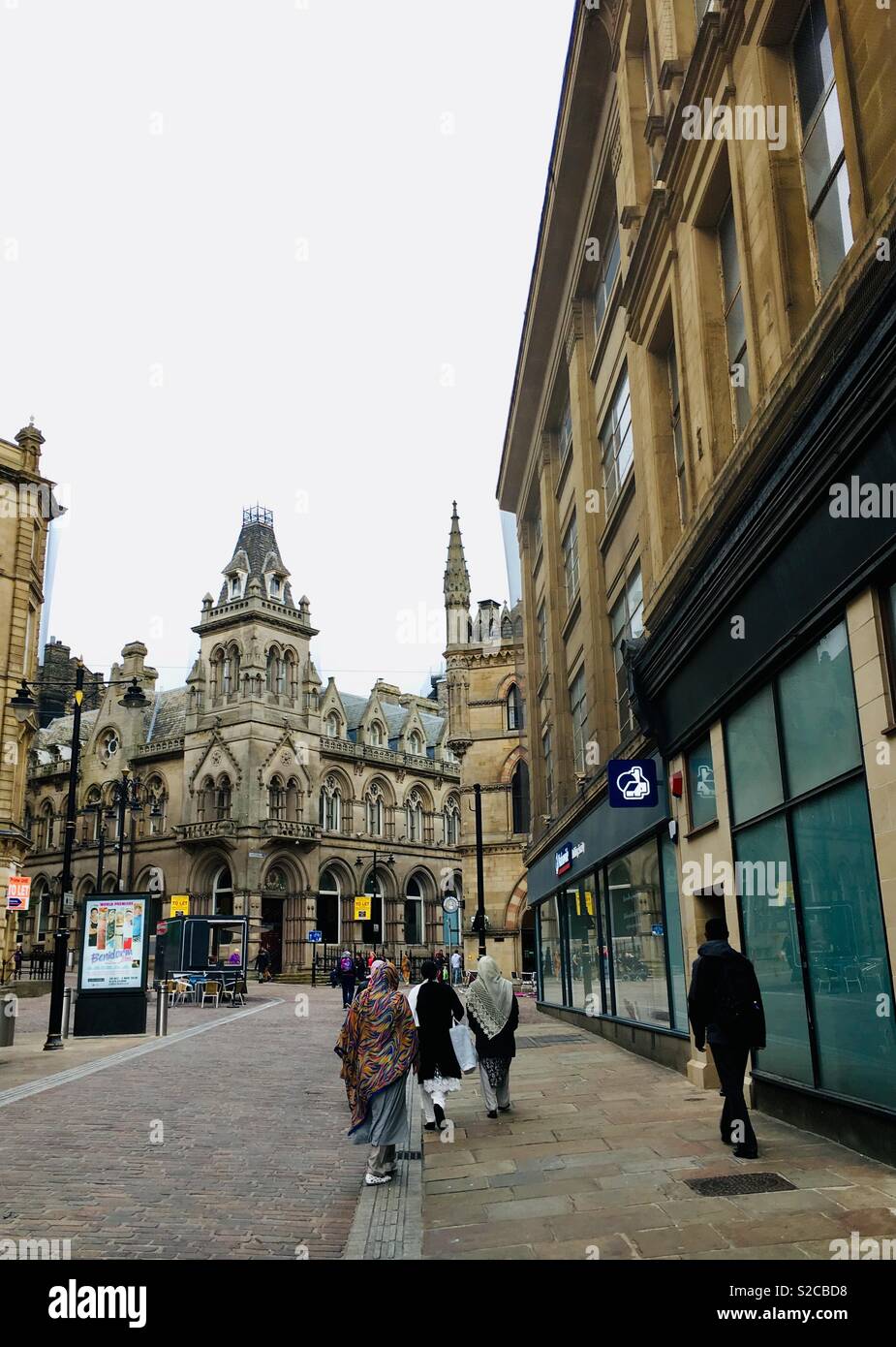 Menschen einkaufen in Bradford City, Yorkshire - Smartphone-aufgenommenes Stockfoto