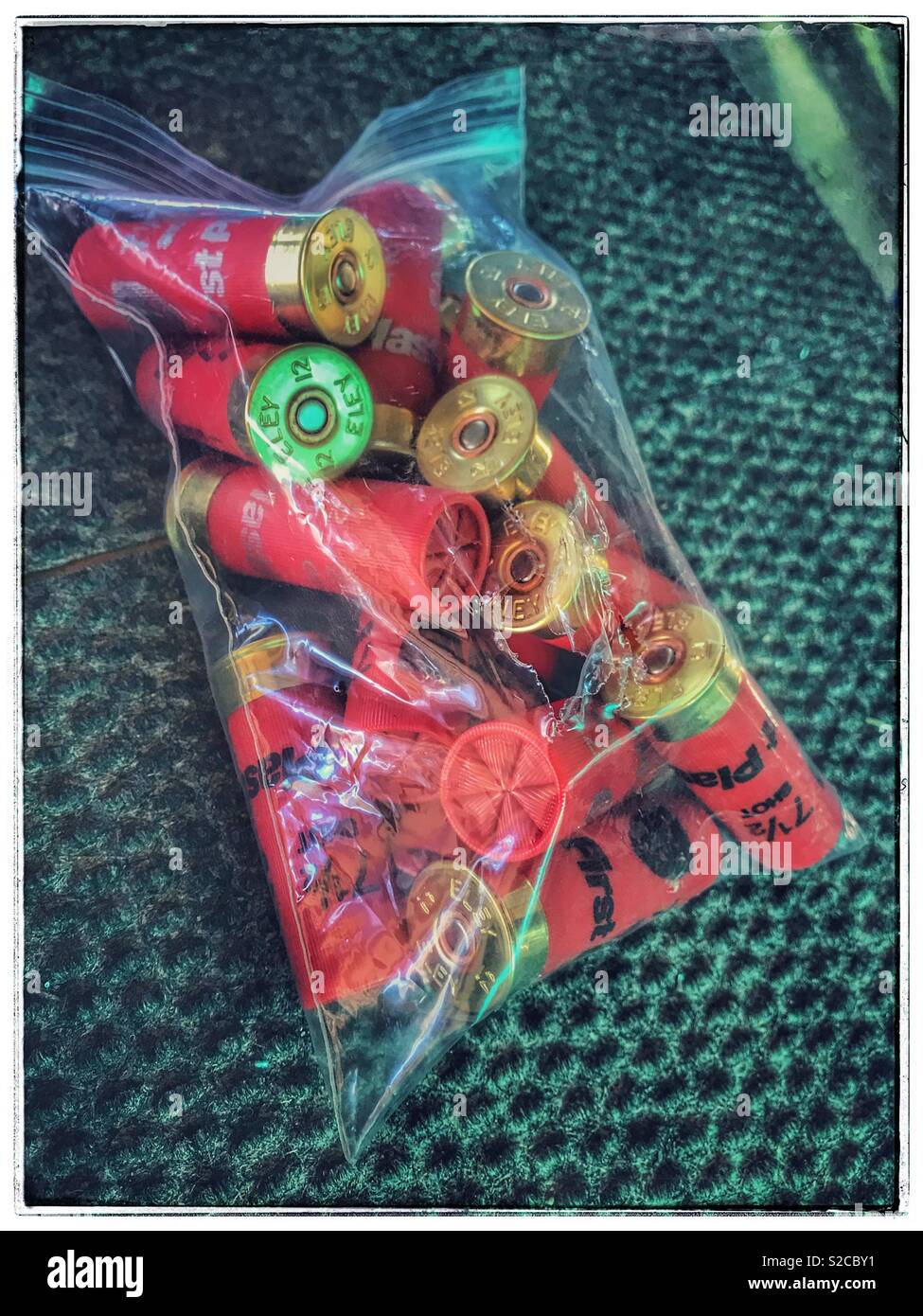 Beutel mit Schrotflinte Kugeln am Schießstand. - Smartphone-aufgenommenes Stockfoto