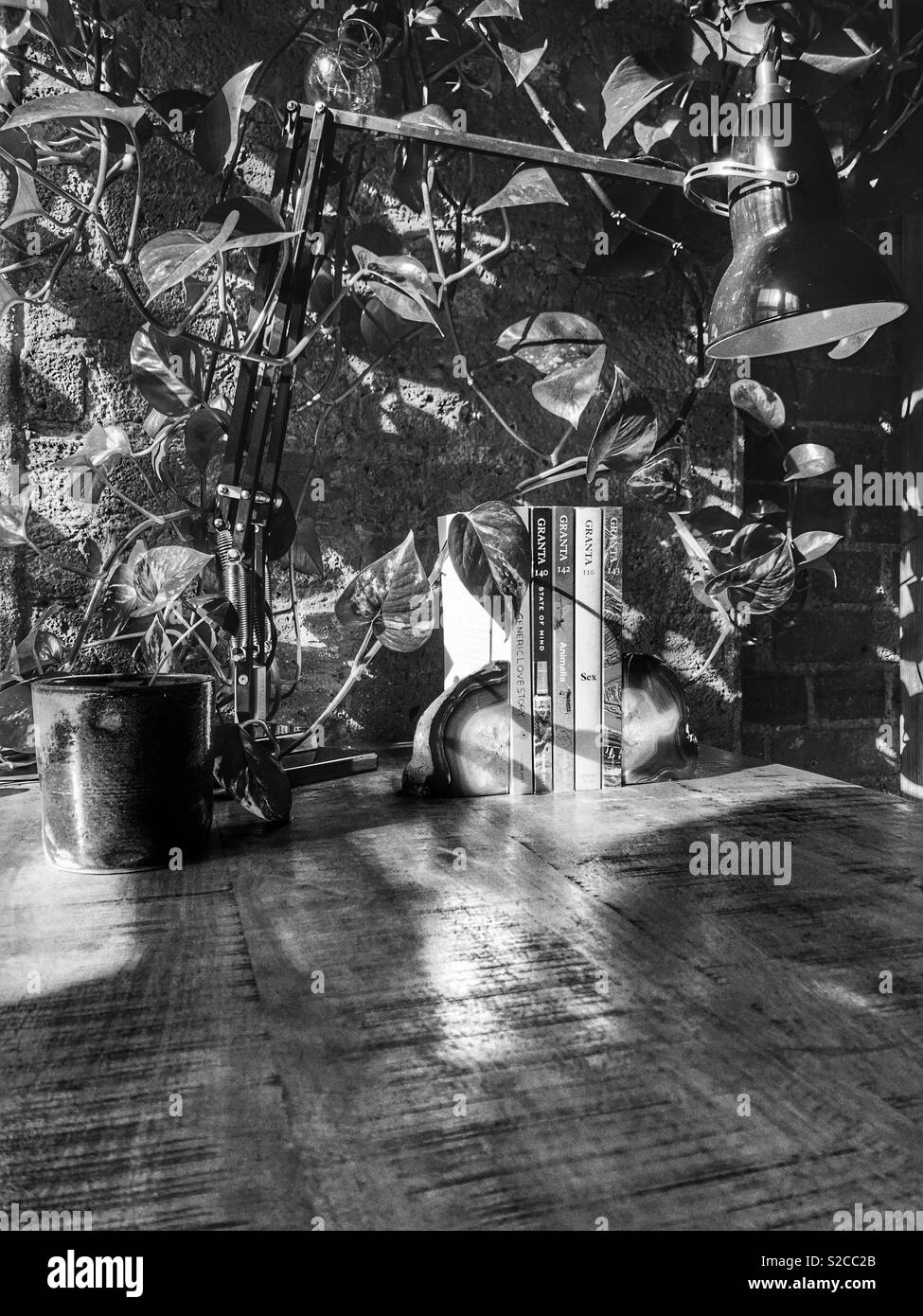 Schwarz und Weiß Schreibtisch mit Winkel - poise Lampe, achat Buchstützen und literarischen Zeitschriften Stockfoto