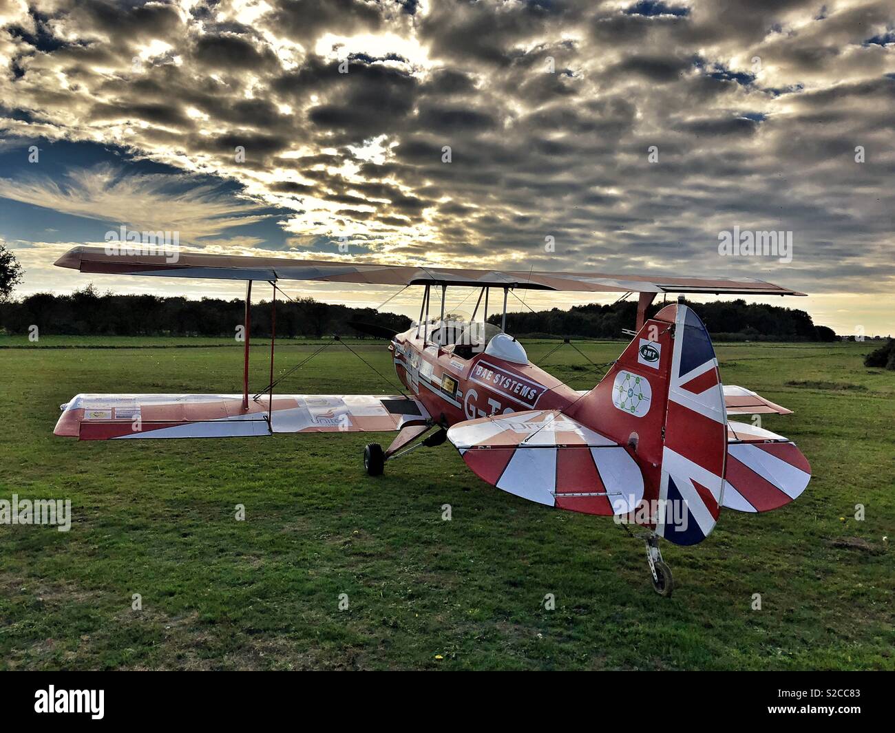 Sherwood Ranger doppeldecker am Gras Flugplatz - Smartphone-aufgenommenes Stockfoto