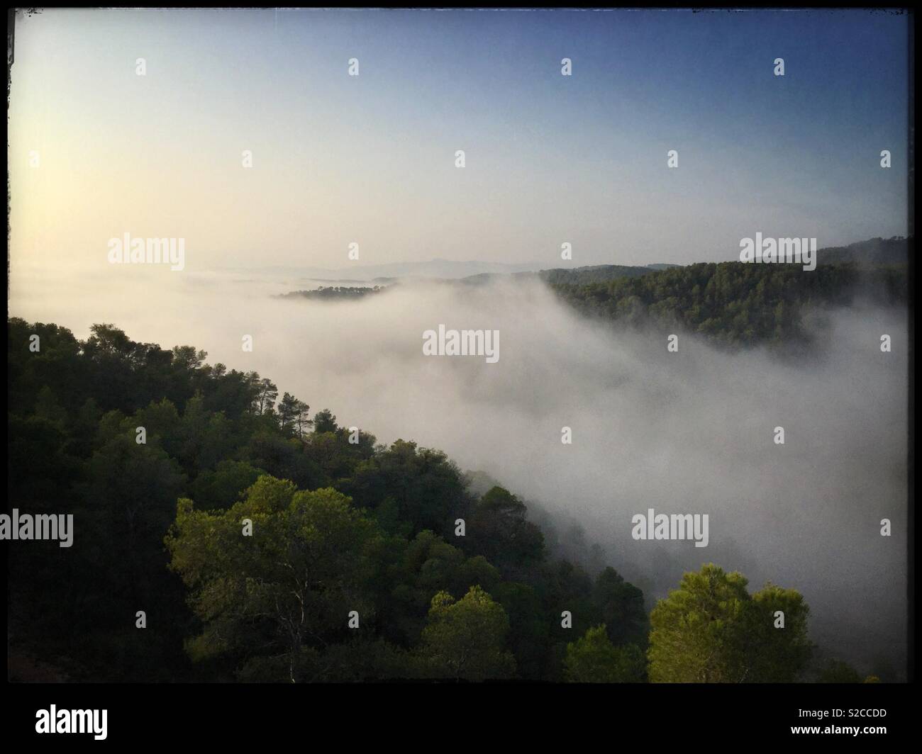 Nebel, rollen über die Berge, Katalonien, Spanien. Stockfoto