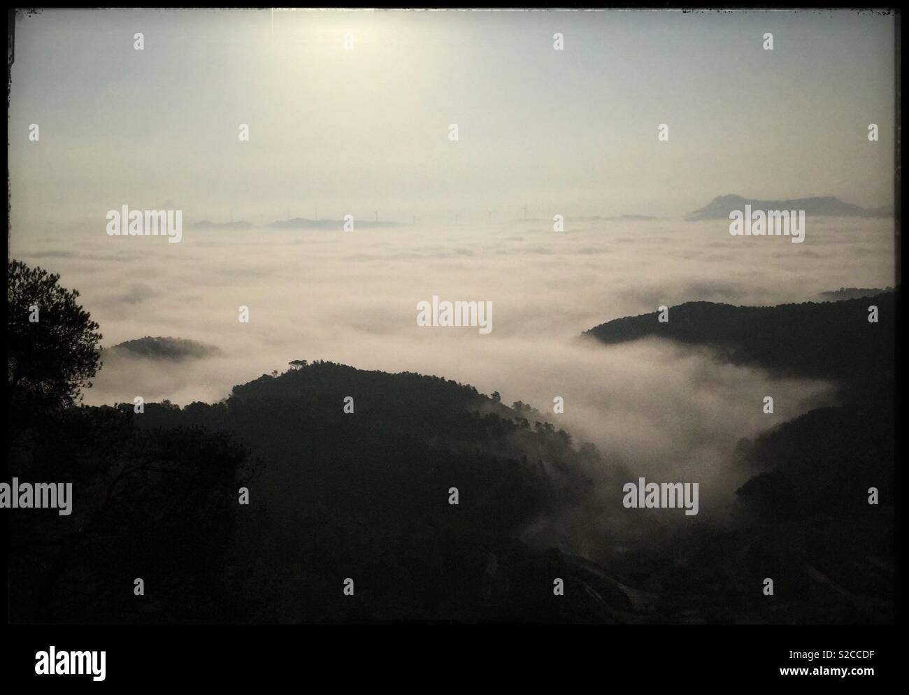 Nebel, rollen über die Berge, Katalonien, Spanien. - Smartphone-aufgenommenes Stockfoto