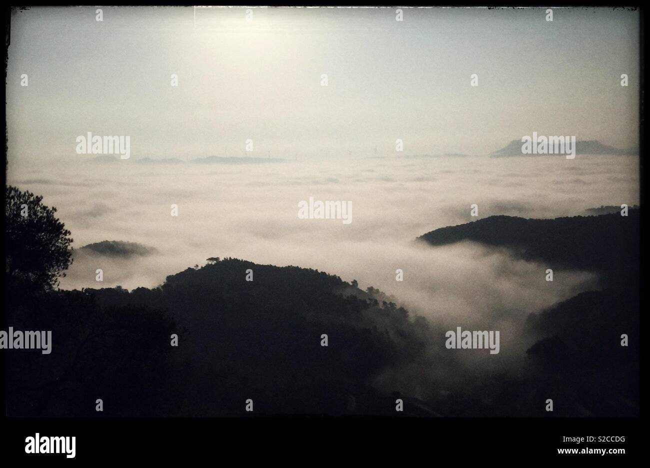 Nebel, rollen über die Berge, Katalonien, Spanien. Stockfoto