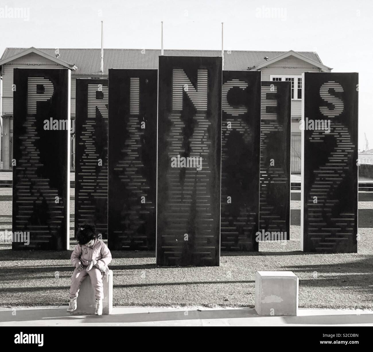 Ein einsames Mädchen an der Prinzessin Pier in Port Melbourne in Victoria, Australien Stockfoto