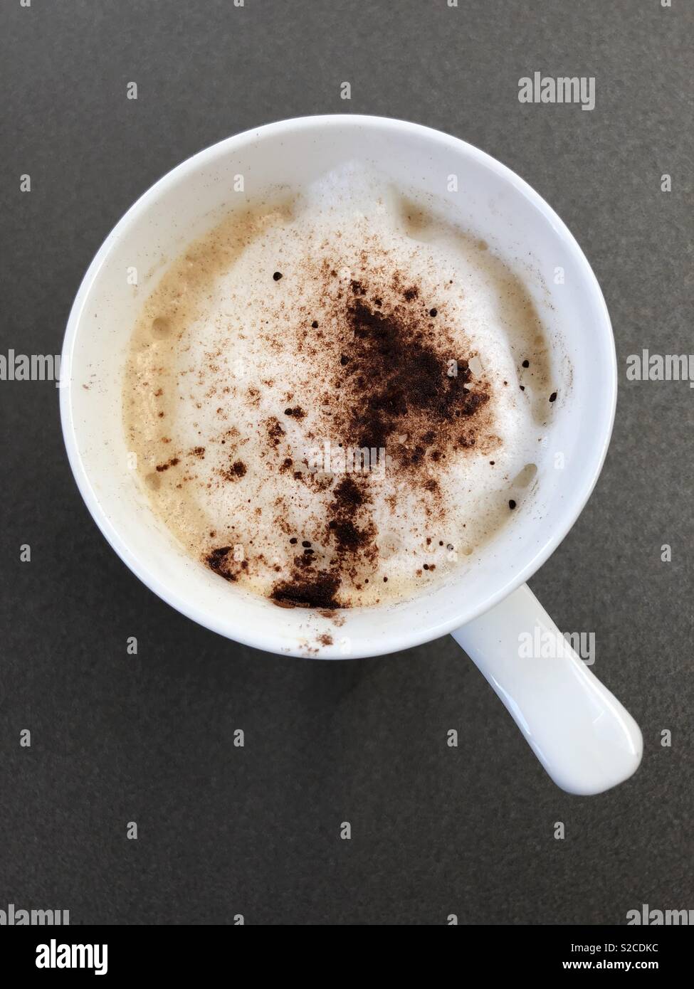 Schaumigen Kaffee mit Schokolade besprüht von oben gesehen Stockfoto